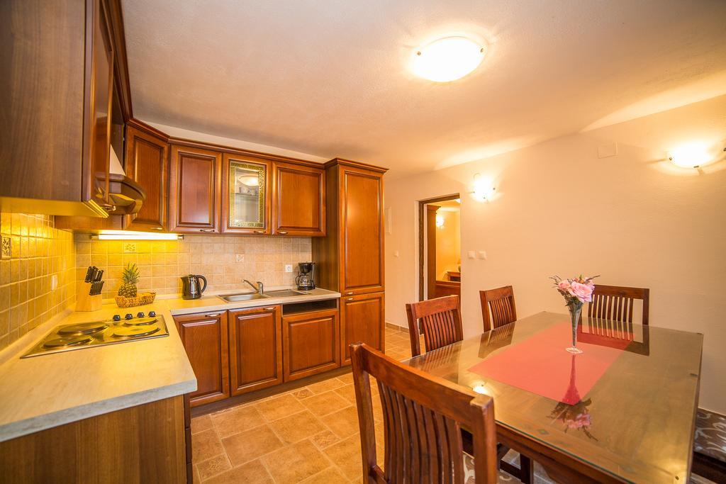 Apartments Maja Дуги Рат Екстериор снимка